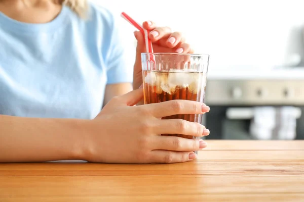 Mulher bebendo cola saborosa em casa — Fotografia de Stock