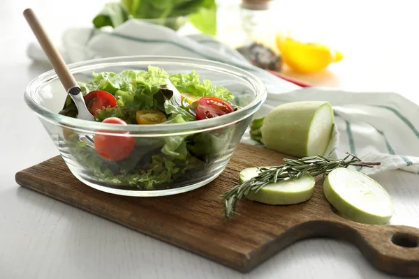 Tigela com salada saborosa na mesa da cozinha — Fotografia de Stock