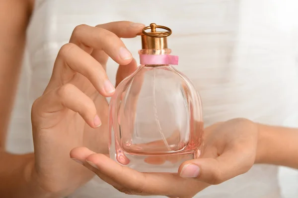 Hermosa joven novia con botella de perfume en casa, primer plano — Foto de Stock