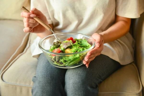 Mulher comendo salada saborosa em casa — Fotografia de Stock