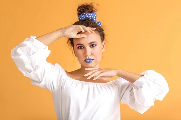 Retrato de la joven afroamericana de moda sobre fondo de color — Foto de Stock