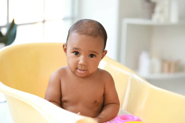 Petit lavage de bébé afro-américain dans la baignoire à la maison — Photo