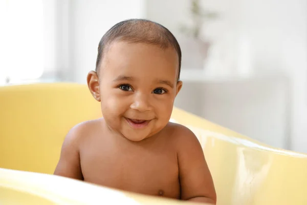小さなアフリカ系アメリカ人の赤ちゃんが自宅の浴槽で洗う — ストック写真