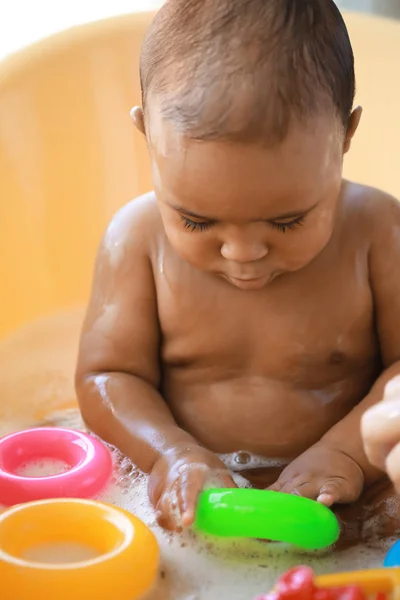小さなアフリカ系アメリカ人の赤ちゃんがバスタブで洗う — ストック写真