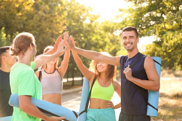 Sportieve jonge mensen zetten de handen buiten — Stockfoto