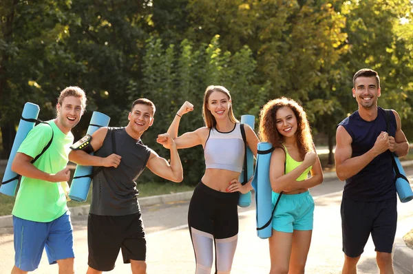 Group of sporty young people outdoors — Stock Photo, Image
