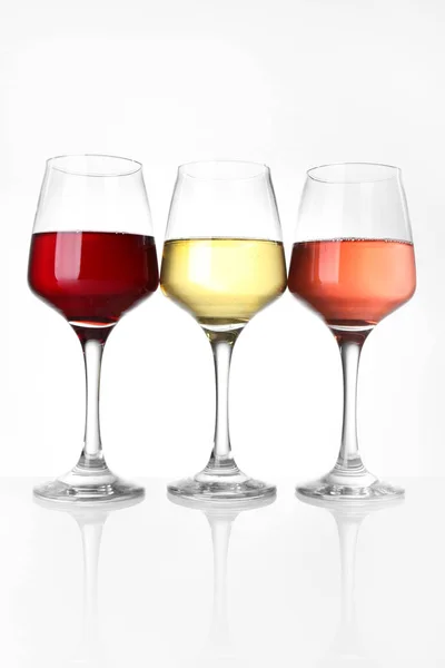 Glas olika vin på vit bakgrund — Stockfoto