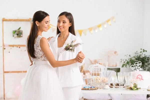 Beautiful lesbian couple during wedding ceremony — Stock Photo, Image