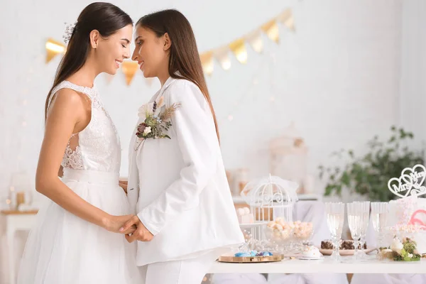 Belo casal lésbico durante a cerimônia de casamento — Fotografia de Stock