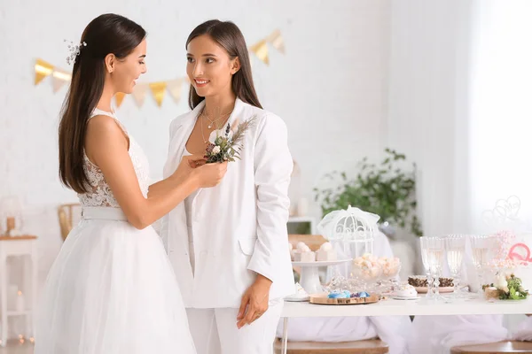 Belo casal lésbico durante a cerimônia de casamento — Fotografia de Stock