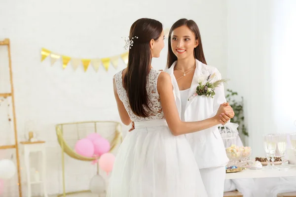 Mooie lesbische paar tijdens huwelijksceremonie — Stockfoto