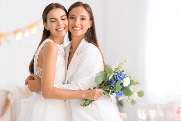 Belo casal lésbico durante a cerimônia de casamento — Fotografia de Stock