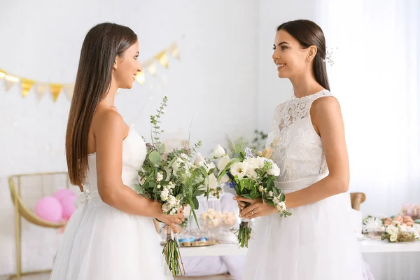 Piękna para lesbijek podczas ceremonii ślubnej — Zdjęcie stockowe