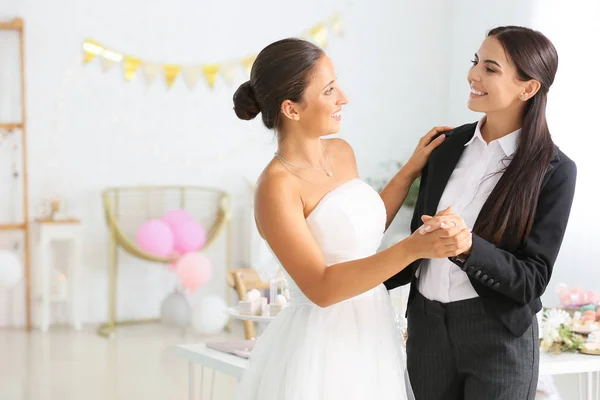 Belo casal lésbico durante a cerimônia de casamento — Fotografia de Stock