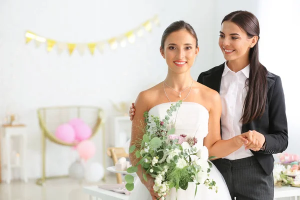 Belo casal lésbico durante a cerimônia de casamento — Fotografia de Stock