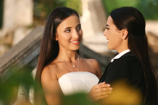Mooie lesbische paar op hun trouwdag buitenshuis — Stockfoto