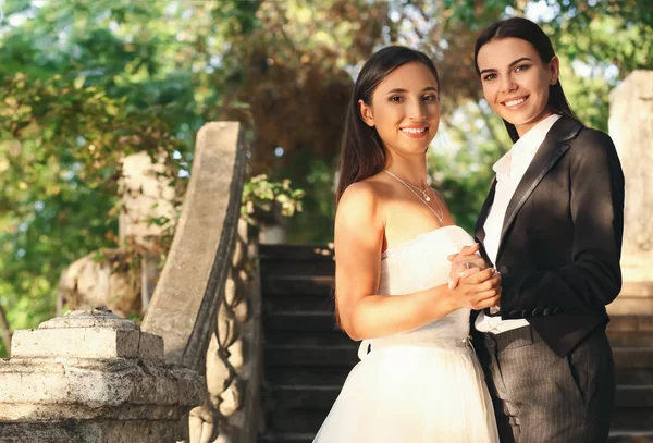 Красивая лесбийская пара в день своей свадьбы на открытом воздухе — стоковое фото