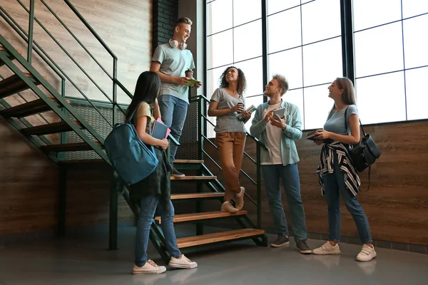 Grupo de Estudiantes en la Universidad — Foto de Stock