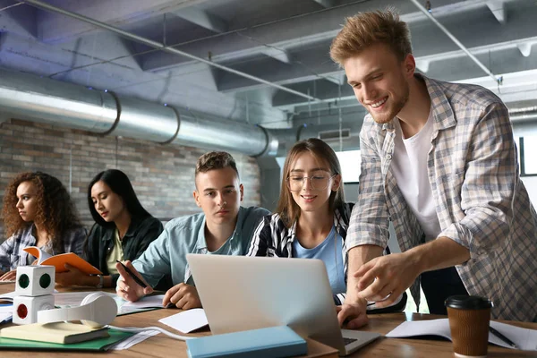 Grupp av studenter som förbereder sig för examen vid universitet — Stockfoto