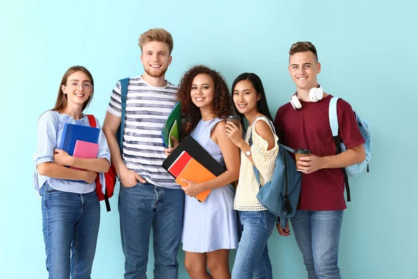 Группа студентов на цветном фоне — стоковое фото