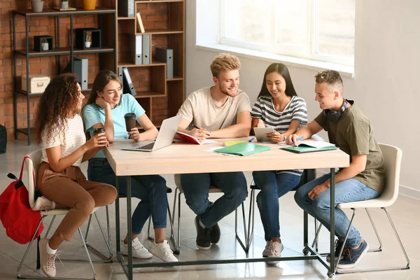 Grupo de estudiantes que se preparan para el examen en la universidad —  Fotos de Stock