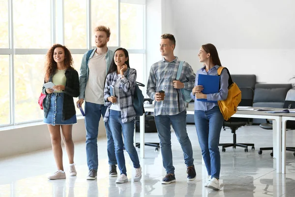 Grupo de Estudiantes en la Universidad — Foto de Stock