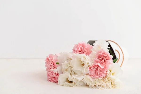 Bouquet de belles fleurs sur table lumineuse — Photo