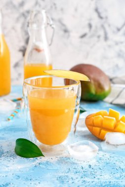 Masada taze mango suyu bardak