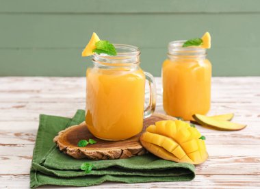 Masada taze mango suyu Mason kavanoz