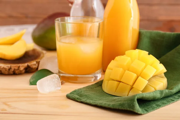 Samenstelling met smakelijk mango sap op tafel — Stockfoto