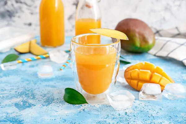 Glass of fresh mango juice on table — Stock Photo, Image