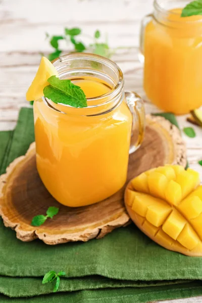 Mason Jars van verse mango sap op tafel — Stockfoto