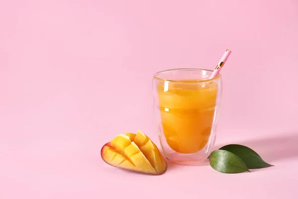 Glass of fresh mango juice on color background — Stock Photo, Image