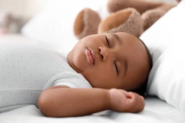 Lindo bebé afroamericano durmiendo en la cama — Foto de Stock