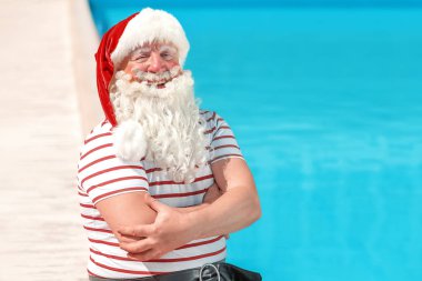Noel Baba tatil de yüzme havuzu yakınında