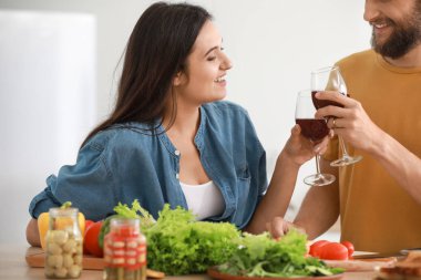 Birlikte mutfakta yemek yaparken içme şarap genç çift