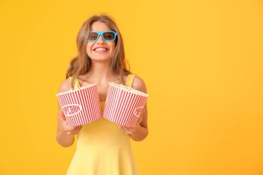 Renkli arka planda patlamış mısır ile Mutlu kadın