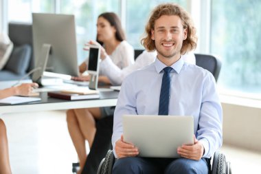 Ofiste çalışan engelli genç adam