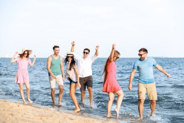 Tatil beldesinde deniz plajında Mutlu arkadaşlar