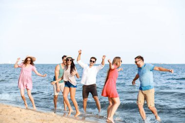 Tatil beldesinde deniz plajında Mutlu arkadaşlar