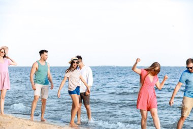Tatil beldesinde deniz plajında Mutlu arkadaşlar