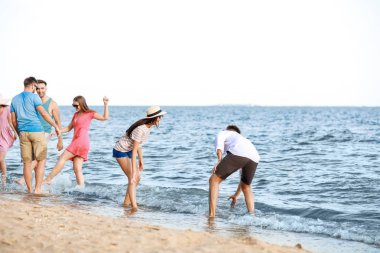 Tatil beldesinde deniz plajında Mutlu arkadaşlar