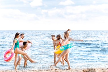 Tatil beldesinde deniz plajında Mutlu arkadaşlar