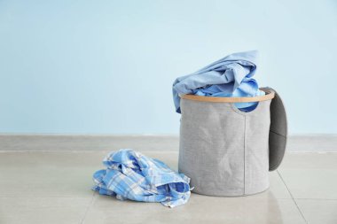 Kirli çamaşır dolu sepet.