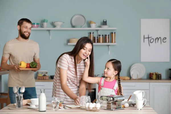 Young family cooking together in kitchen — Stock Photo, Image