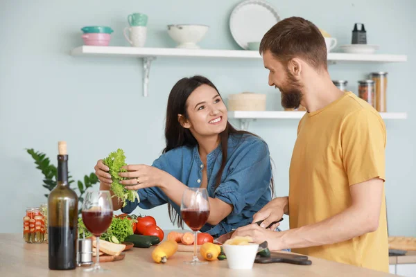 Jovem casal cozinhar juntos na cozinha — Fotografia de Stock