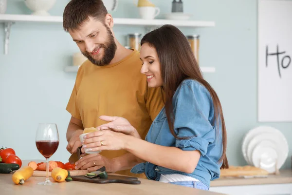 Jovem casal cozinhar juntos na cozinha — Fotografia de Stock