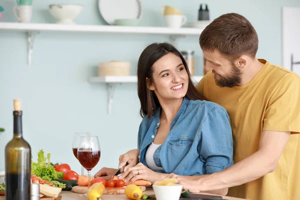 Jovem casal cozinhar juntos na cozinha — Fotografia de Stock