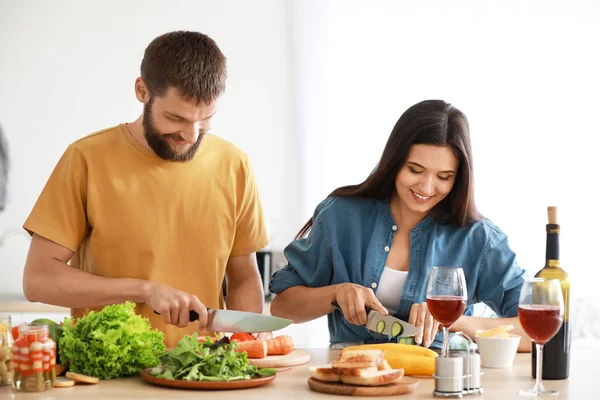 Junges Paar kocht gemeinsam in Küche — Stockfoto