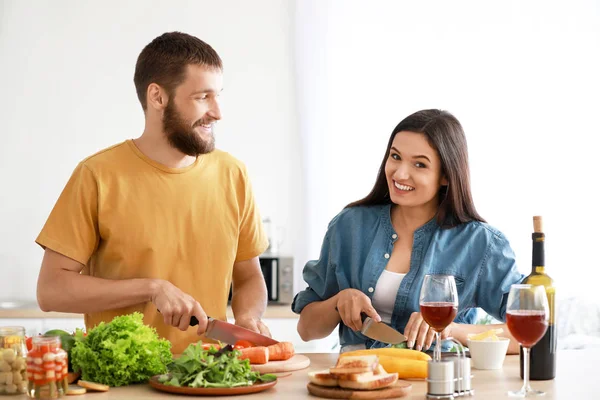 年轻夫妇在厨房一起做饭 — 图库照片